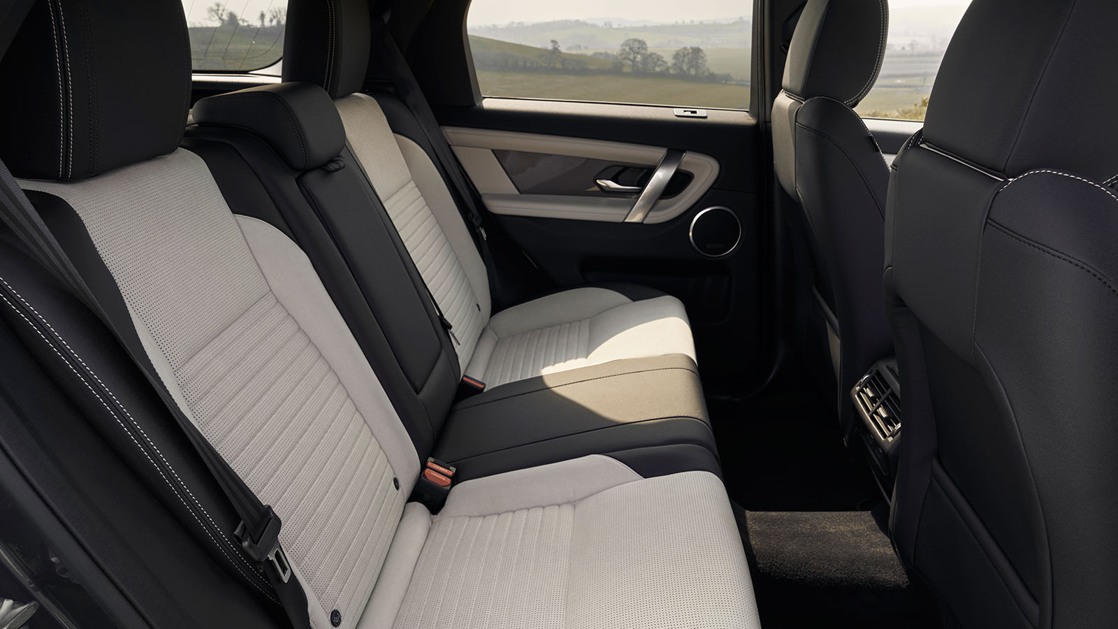 Με νέα οθόνη 11,4 ιντσών το αναβαθμισμένο Land Rover Discovery Sport